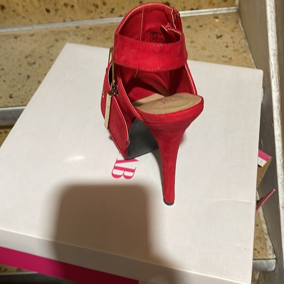 Slightly used red big buckle heels - Picture 2 of 4